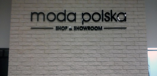 Moda Polska - litery przestrzenne ze styroduru i plexi