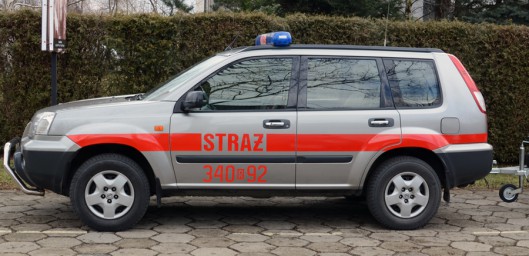Oklejanie samochodu Państwowej Straży Pożarnej w Krośnie